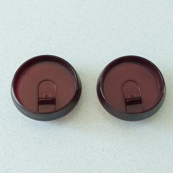 Pair of Vin02Go Insulated Plastic Wine Glasses with Snap Down Lids - Picture 7 of 8